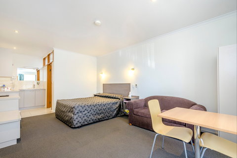 Werribee Motel & Apartments - New Castle Holiday 1