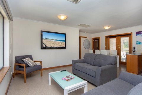 30 Strangways - New Castle Holiday 0