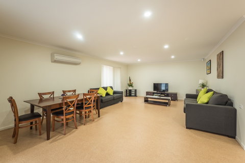 Glenn Moore Accessible Accommodation  Units - New Castle Holiday 0