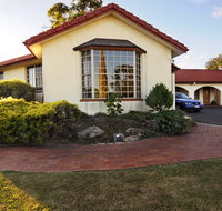 McNevins Warwick Motel and Gunyah Restaurant - New Castle Holiday