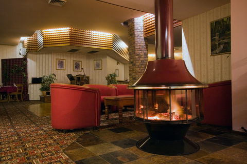 McNevins Warwick Motel And Gunyah Restaurant - New Castle Holiday 1