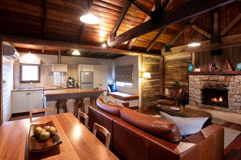 1860 Luxury Accommodation - New Castle Holiday 1