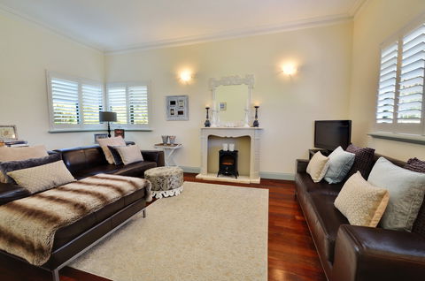 Clemandtines Vintage Beach Estate - New Castle Holiday 1