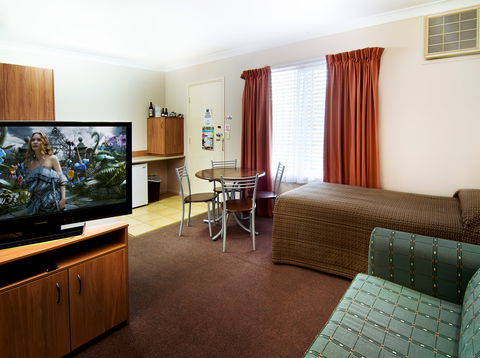 Riviera On Ruthven Motel - New Castle Holiday 2