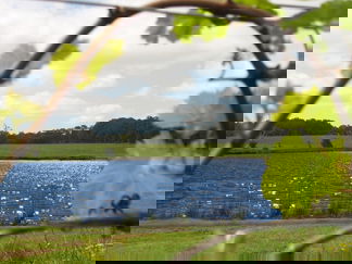 Bettenays Lakeside Loft Apartment And Vineyard Chalets - New Castle Holiday 0