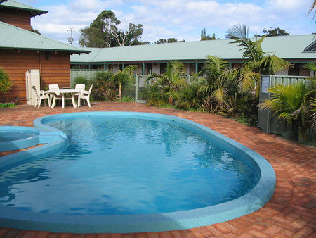 Tree Top Walk Motel - New Castle Holiday 2