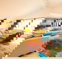 Canal Elegance in Yunderup - New Castle Holiday