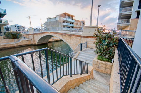 Dolphin Quay 3 Bedroom Apartment - New Castle Holiday 0