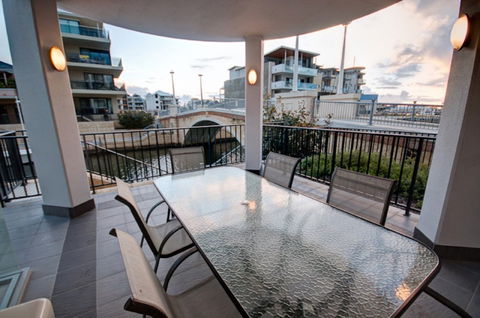 Dolphin Quay 3 Bedroom Apartment - New Castle Holiday 1