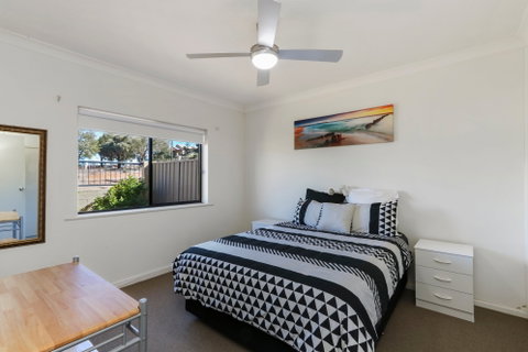 Gossan Street Units - New Castle Holiday 1