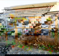 Gumnut Getaway - couples creative art retreat - New Castle Holiday