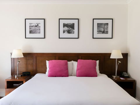Mercure Canberra - New Castle Holiday 1