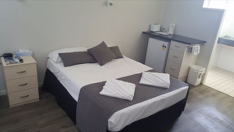 Queens Beach Hotel - New Castle Holiday 1