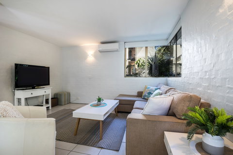 Saks On Hastings - New Castle Holiday 1