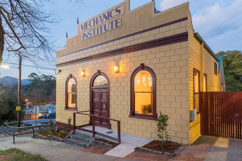 The Old Mechanics - New Castle Holiday 0