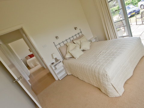 Tinnies At Back Creek Vineyard - New Castle Holiday 0