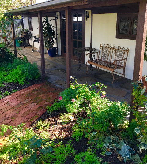 3 Divas Accommodation - The Moscato Cottage - New Castle Holiday 0