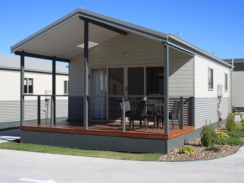 Bowlo Holiday Cabins - New Castle Holiday 0