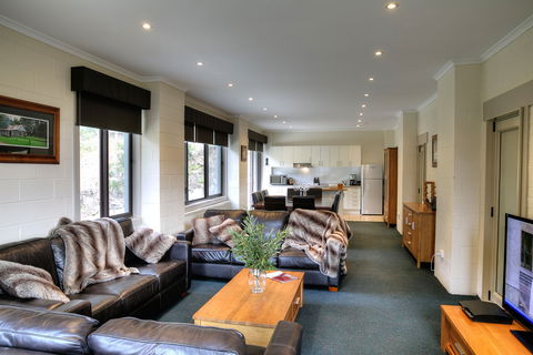 Cedarwood Apartments - New Castle Holiday 0