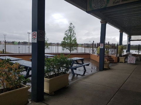 Crown Hotel Motel - New Castle Holiday 1