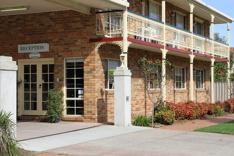 Grand Manor Motor Inn - New Castle Holiday 0