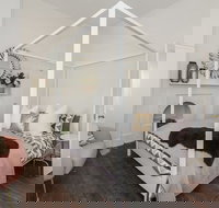 Landmark 1850s Family Fremantle Home - New Castle Holiday