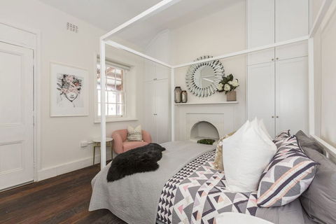 Landmark 1850s Family Fremantle Home - New Castle Holiday 1