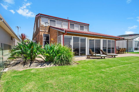 Penguin Head Retreat - New Castle Holiday 2