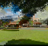 Petersons Guesthouse and Winery - New Castle Holiday