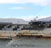 Port Bouvard Retreat - Large Family Friendly Canal Home with Private Jetty - New Castle Holiday