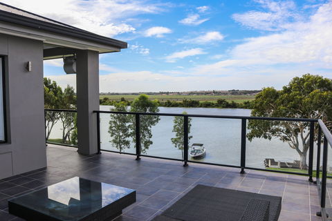 River Devine  White Sands Murray Bridge - New Castle Holiday 0