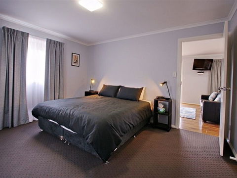 Starline Alpaca Farm Stay - New Castle Holiday 0