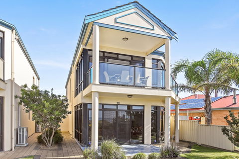 63 Franklin Parade - New Castle Holiday 1