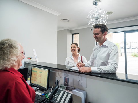 Aastro Dish Motor Inn - New Castle Holiday 1