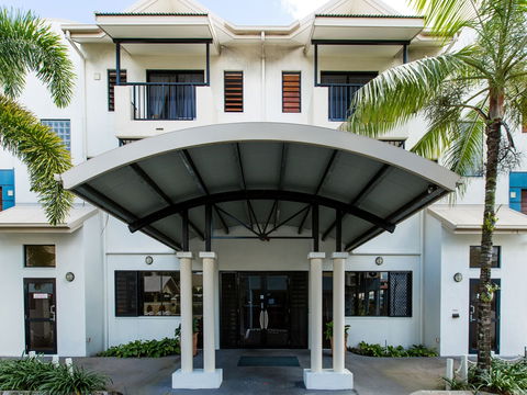 Cairns Queens Court - New Castle Holiday 1