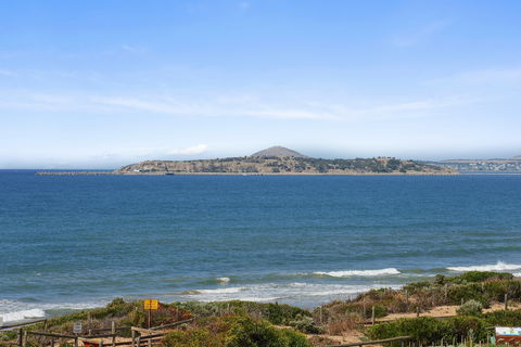 Chiton On The Rocks - Breathtaking Panoramic Coastal Views - New Castle Holiday 1