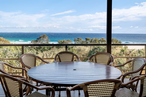 Claytons On Cylinder Beach Front Apartments - New Castle Holiday 2