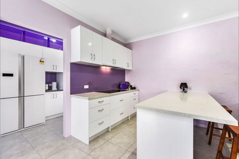 McKinnon's Holiday Home - New Castle Holiday 1