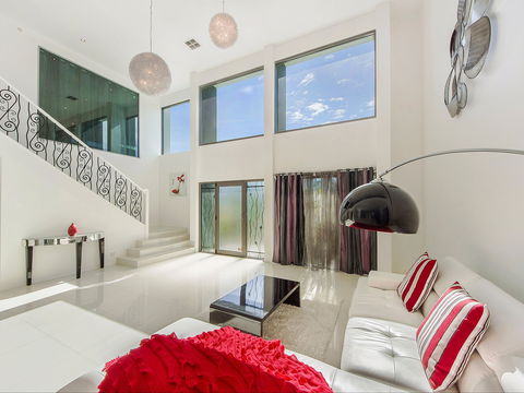 Riviera Waters Broadbeach - Vogue Holiday Homes - New Castle Holiday 1