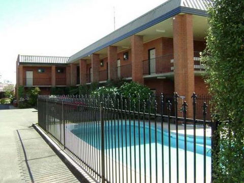 Moe Motor Inn - New Castle Holiday 0