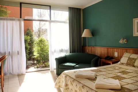 Moe Motor Inn - New Castle Holiday 2