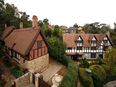 William Shakespeare's Bed & Breakfast - New Castle Holiday 1