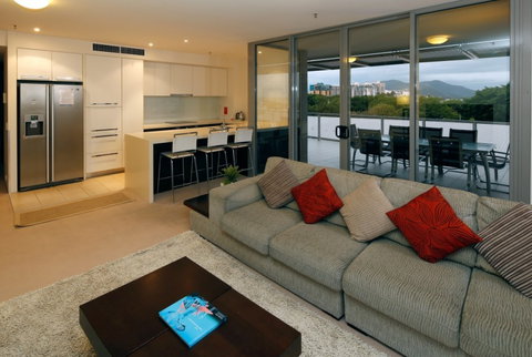 Cairns Luxury Apartments, Harbourlights Complex - New Castle Holiday 6