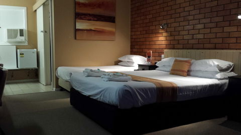AA Hilldrop Motor Inn - New Castle Holiday 5