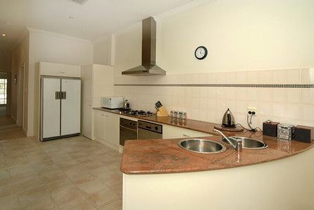 Michelle's Garden Apartments - New Castle Holiday 4