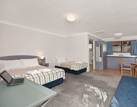 Dolphins Motel - New Castle Holiday 3