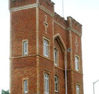 Barracks Archway - New Castle Holiday