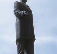 Piesse Memorial Statue - New Castle Holiday