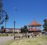 Gladstone Square - New Castle Holiday