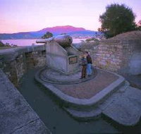 Kangaroo Bluff Historic Site - New Castle Holiday